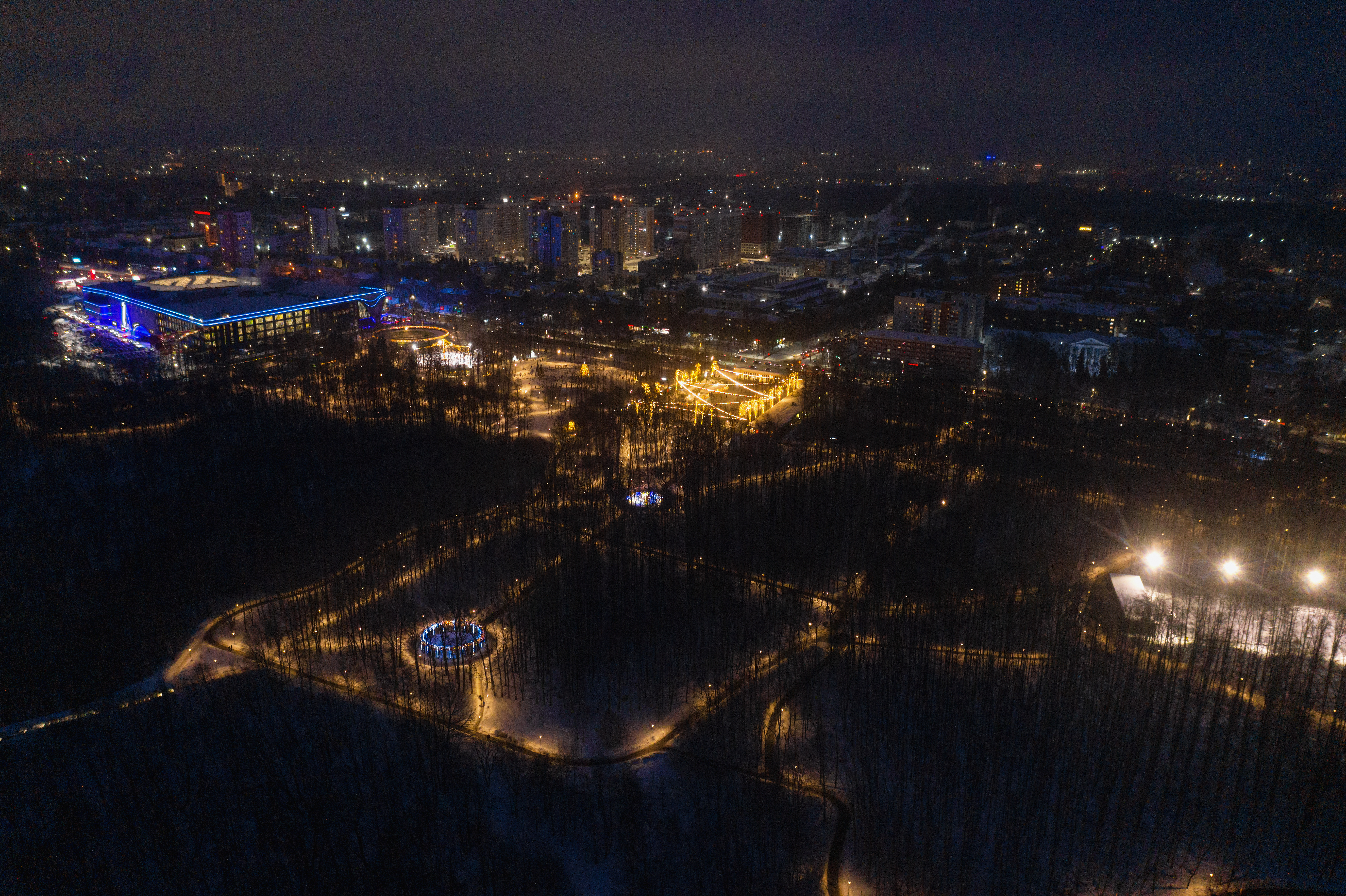 Нижний Новгород зимой. Парк Швейцария ночью. Вид с воздуха.