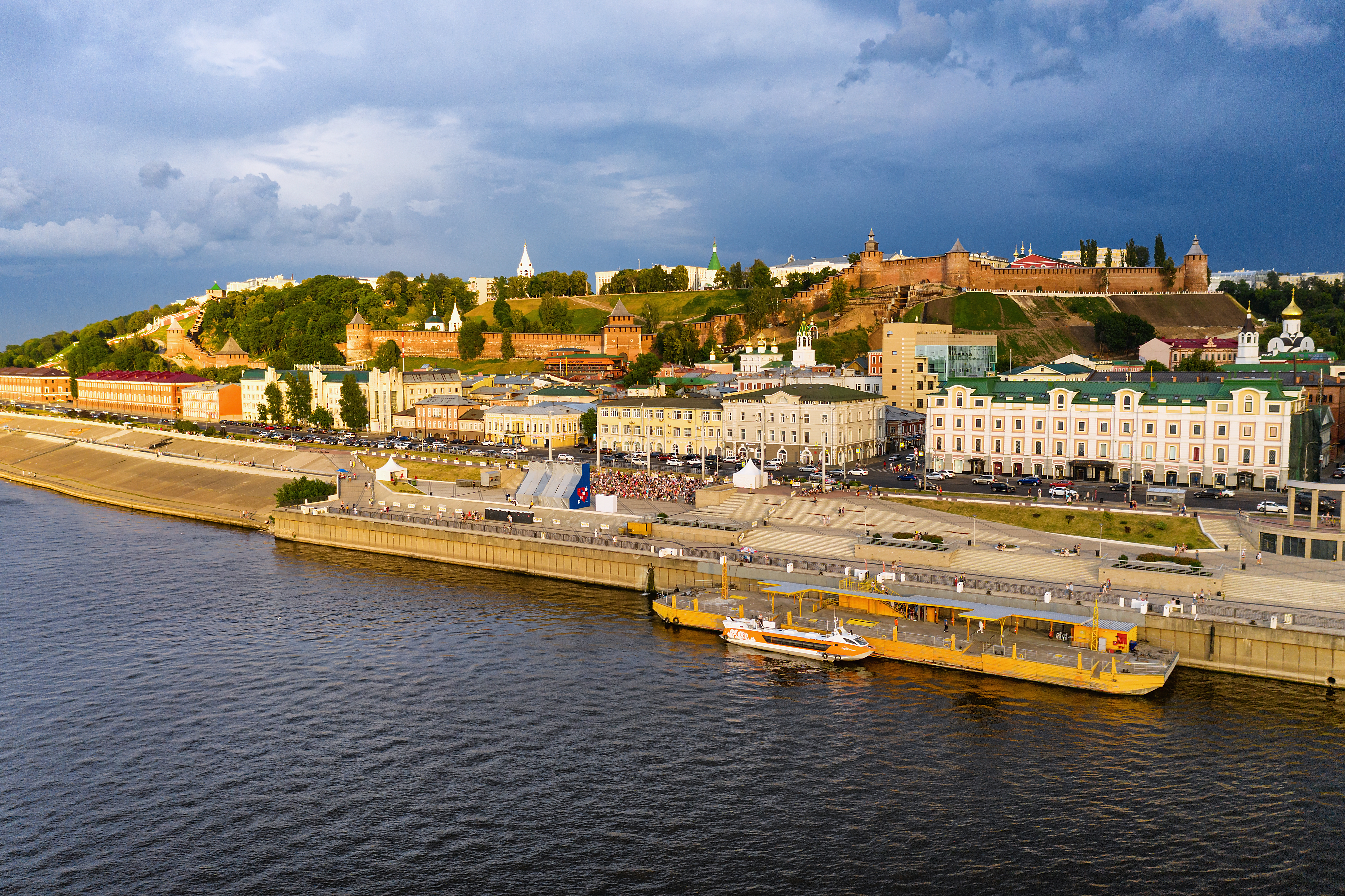 Нижний Новгород. Исторический центр города, набережная. Вид с воздуха.