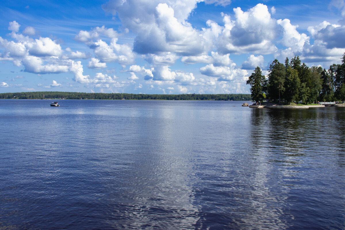 Спокойная водная гладь и густые кучевые облака