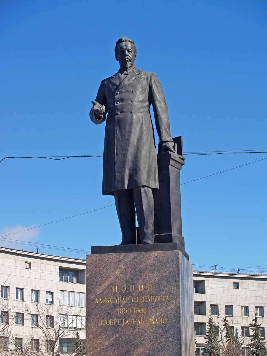 Санкт-Петербург. Памятник А.С.Попову (1859-1906), изобретателю радио