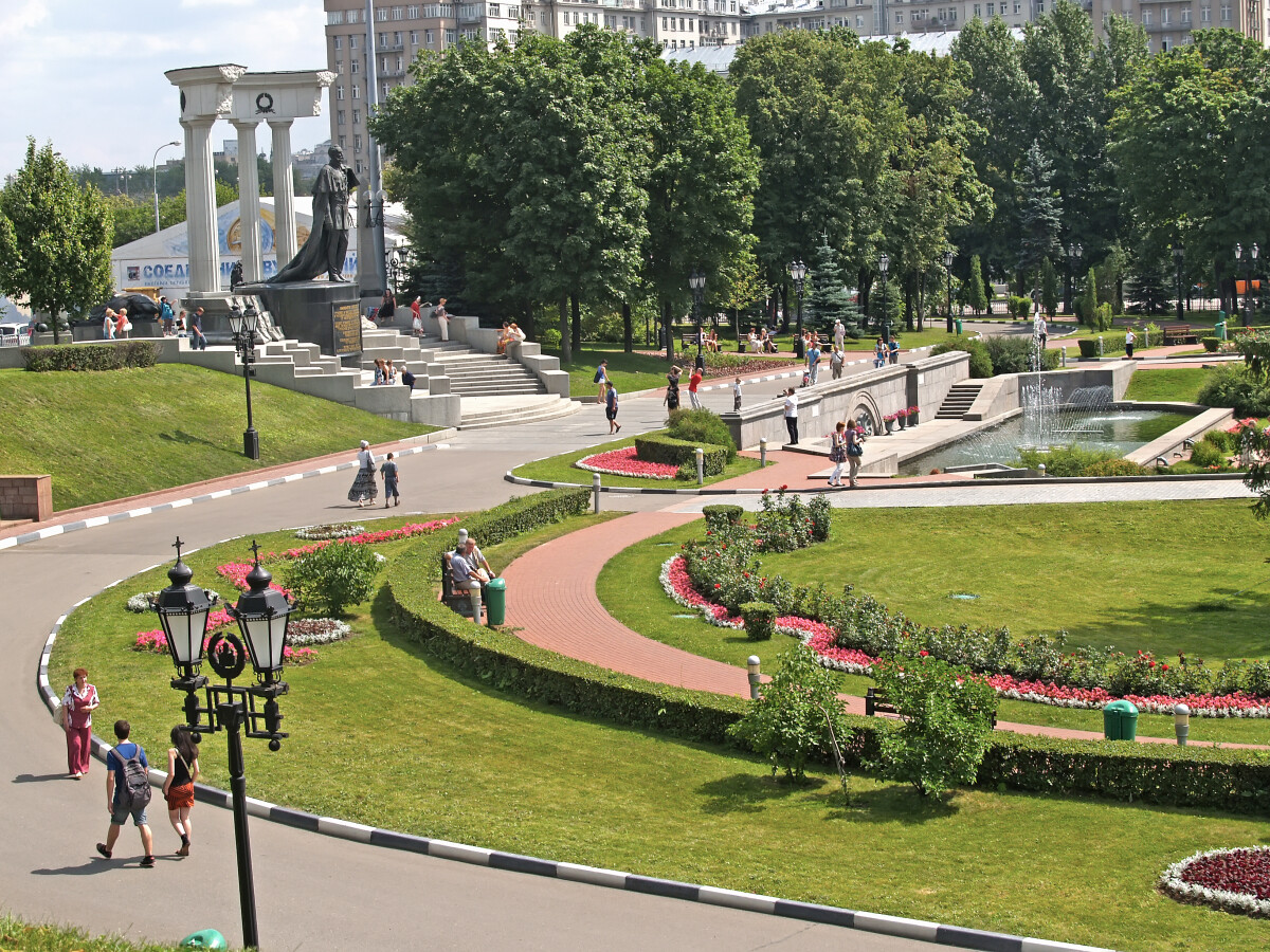 МОСКВА, РОССИЯ - 08 июля 2011 года: Вид на площадь с памятником императору Александру II освободителю