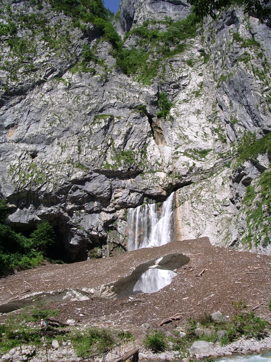 Ледник и водопад