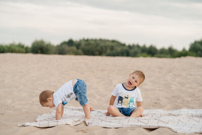 Два брата играют на пляже