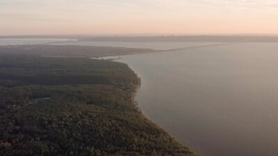 Ульяновск, Заволжский район. Берег реки Волги и Президентский мост. Вид с воздуха.