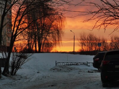 Рассвет во дворе в спальном районе