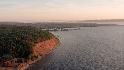 Ульяновск, Заволжский район. Берег реки Волги и Президентский мост. Вид с воздуха.