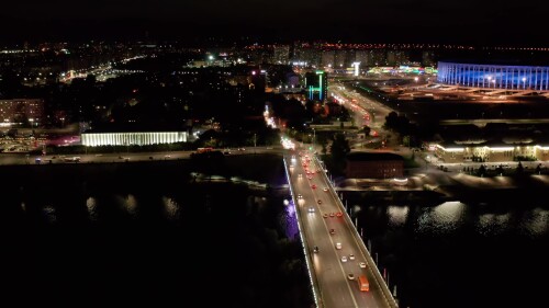 Нижний Новгород ночью. Автомобильное движение по Канавинскому мосту. Вид с воздуха.