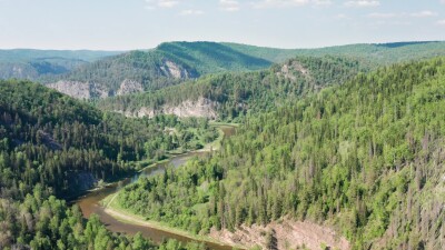 Южный Урал, река Зилим и скала Кузьганак. Вид с воздуха.