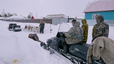 Западная Сибирь, Ханты-Мансийский автономный округ, село Русскинская: оленеводы ханты укладывают связанных оленей на нарты.