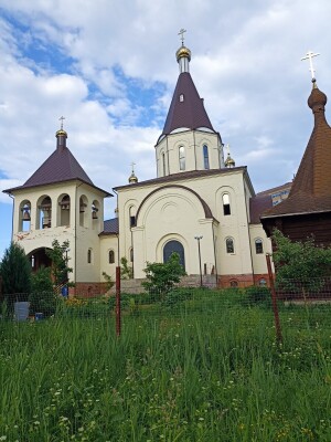 Храм расположен на берегу Волги. Рядом парк, пляж.