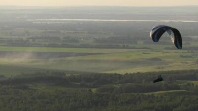 Южный Урал, летящие парапланеристы.