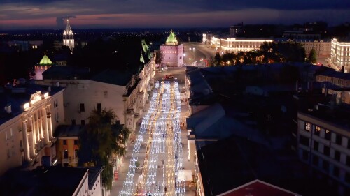 Нижний Новгород, исторический центр города. Большая Покровская улица ночью. Вид с воздуха.