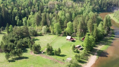 Южный Урал, туристическая база Культамак на берегу реки Зилим. Вид с воздуха.