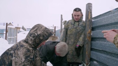 Западная Сибирь, Ханты-Мансийский автономный округ, село Русскинская: оленеводы ханты укладывают связанных оленей на нарты.