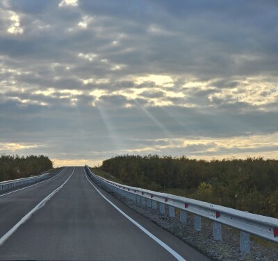 Небо в облаках, автомобильная дорога