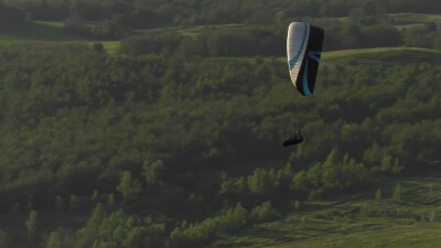 Южный Урал, летящие парапланеристы.