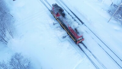 Вид с воздуха на железную дорогу и поезда зимой