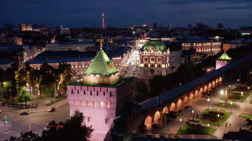 Нижний Новгород, исторический центр города. Большая Покровская улица ночью. Вид с воздуха.