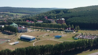 Южный Урал, бальнеологический санаторий Красноусольск летом: жилые и лечебные корпуса. Вид с воздуха.