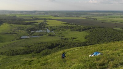 Южный Урал, взлетающий парапланерист.