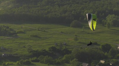 Южный Урал, летящие парапланеристы.