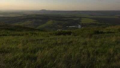 Южный Урал, летящие парапланеристы.