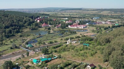 Южный Урал, бальнеологический санаторий Красноусольск летом: жилые и лечебные корпуса. Вид с воздуха.