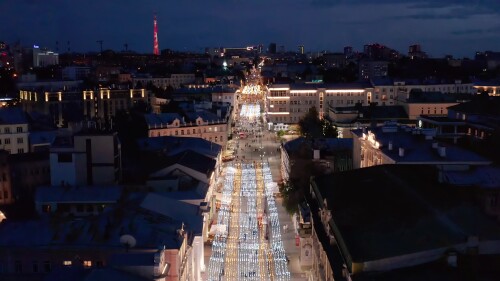 Нижний Новгород, исторический центр города. Большая Покровская улица ночью. Вид с воздуха.