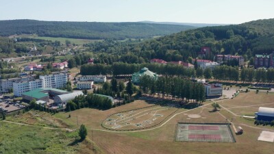 Южный Урал, бальнеологический санаторий Красноусольск летом: жилые и лечебные корпуса. Вид с воздуха.