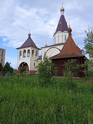 Храм расположен на берегу Волги. Рядом парк, пляж.