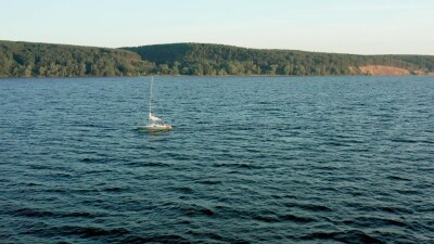 Яхта плывет по Волге недалеко от Ульяновска. Вид с воздуха.