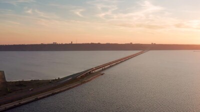 Ульяновск, Заволжский район. Берег реки Волги и Президентский мост. Вид с воздуха.