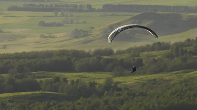 Южный Урал, летящие парапланеристы.