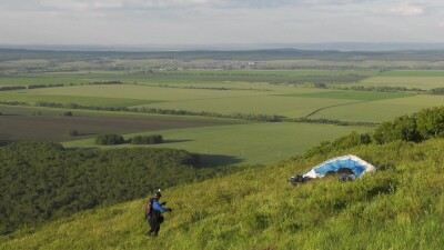 Южный Урал, взлетающий парапланерист.