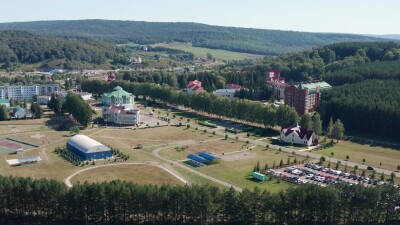 Южный Урал, бальнеологический санаторий Красноусольск летом: жилые и лечебные корпуса. Вид с воздуха.