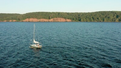 Яхта плывет по Волге недалеко от Ульяновска. Вид с воздуха.