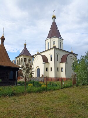 Храм расположен на берегу Волги. Рядом парк, пляж.