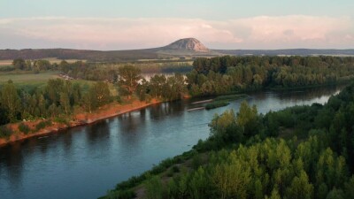 Вид на шихан Торатау от реки Белая. Вид с воздуха.