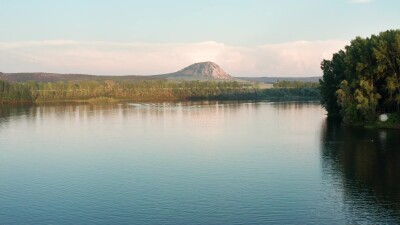 Вид на шихан Торатау от реки Белая. Вид с воздуха.