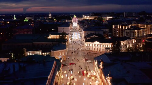 Нижний Новгород, исторический центр города. Большая Покровская улица ночью. Вид с воздуха.