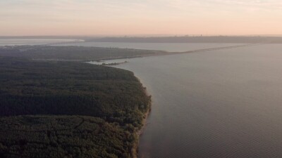 Ульяновск, Заволжский район. Берег реки Волги и Президентский мост. Вид с воздуха.