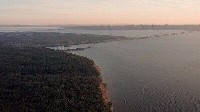 Ульяновск, Заволжский район. Берег реки Волги и Президентский мост. Вид с воздуха.