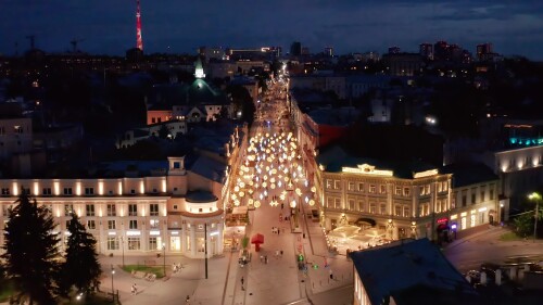 Нижний Новгород, исторический центр города. Большая Покровская улица ночью. Вид с воздуха.