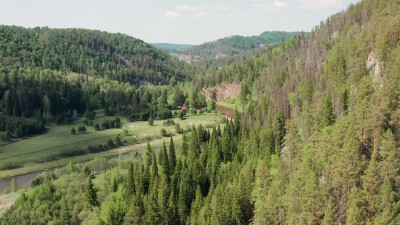 Южный Урал, туристическая база Культамак на берегу реки Зилим. Вид с воздуха.