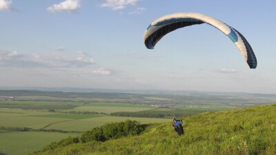 Южный Урал, взлетающий парапланерист.