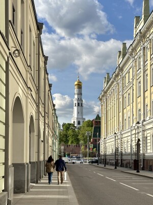 Прогулка по Москве, улочки Москвы, архитектура, здания, красивый тихий переулок, теплый солнечный день, весна.