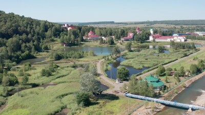 Южный Урал, бальнеологический санаторий Красноусольск летом: жилые и лечебные корпуса. Вид с воздуха.