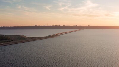 Ульяновск, Заволжский район. Берег реки Волги и Президентский мост. Вид с воздуха.