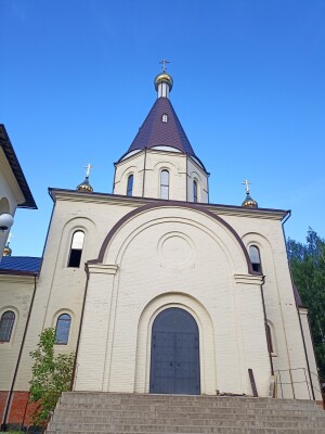 Храм расположен на берегу Волги. Рядом парк, пляж.